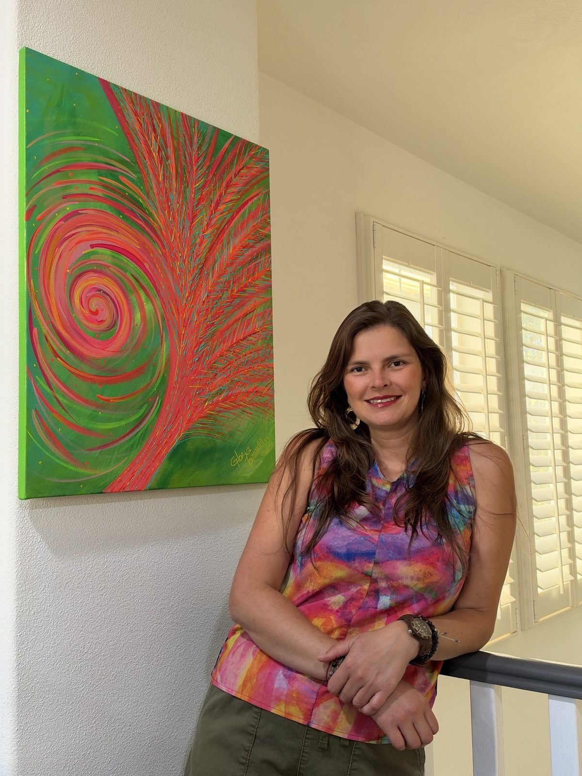 Gloria Jaramillo junto a una de sus obras