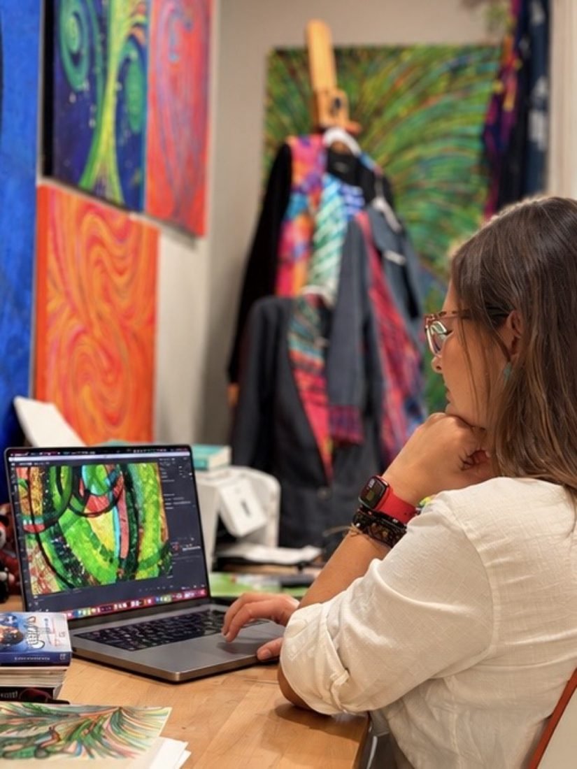 Gloria Jaramillo trabajando su obra en el computador