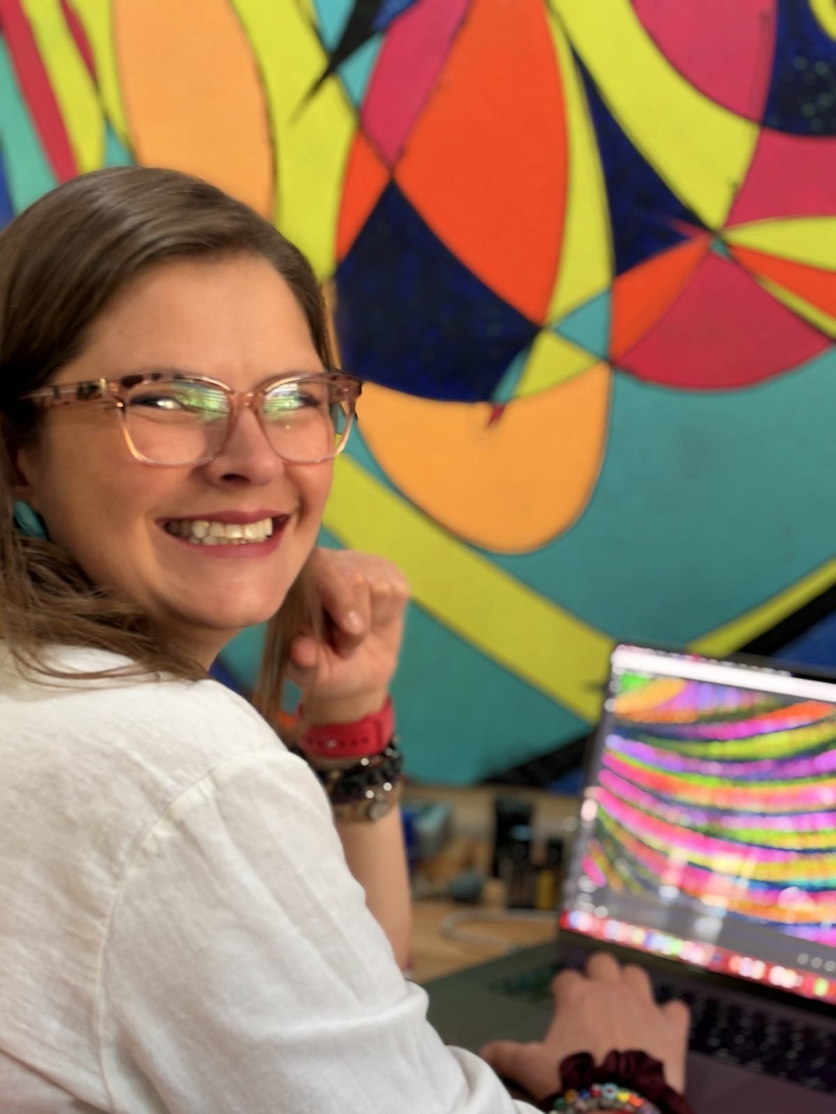 Gloria sonriendo mientras trabaja en su estudio